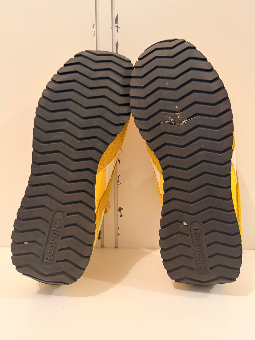 Yellow Reebok size 9 - Picture 3 of 4